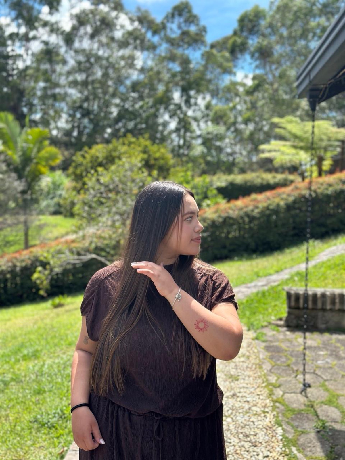 Maria Camila mirando hacia un lado en un jardín