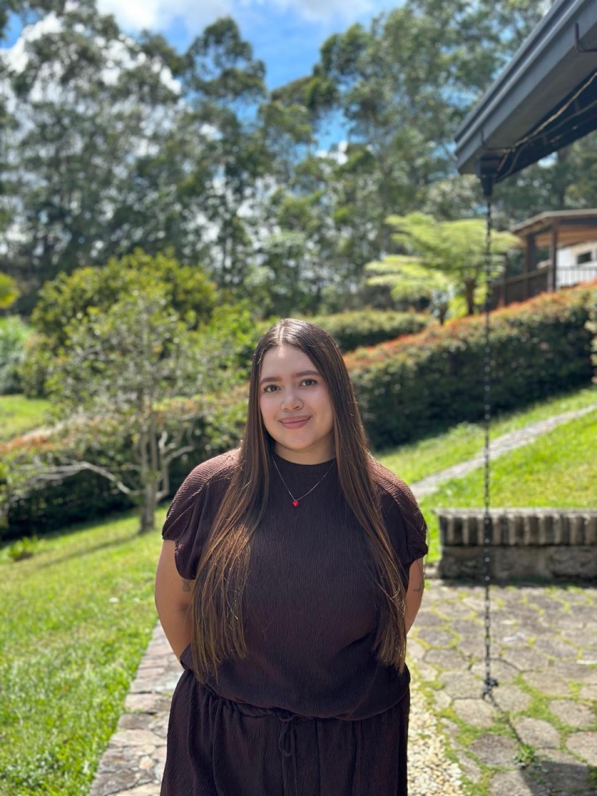 Maria Camila Aristizábal sonriendo en un jardín